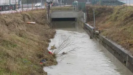 MESTRE 23.02.2004 VIA PACCAGNELLA SCARPATA CROLLATA ASSIEME ALLA RECINZIONE DI PROTEZIONE DEL CANALE (C) Bertolin M. richiesto da FERRETTI VIA PACCAGNELLA SCARPATA CROLLATA ASSIEME ALLA RECINZIONE DI PROTEZIONE DEL CANALE