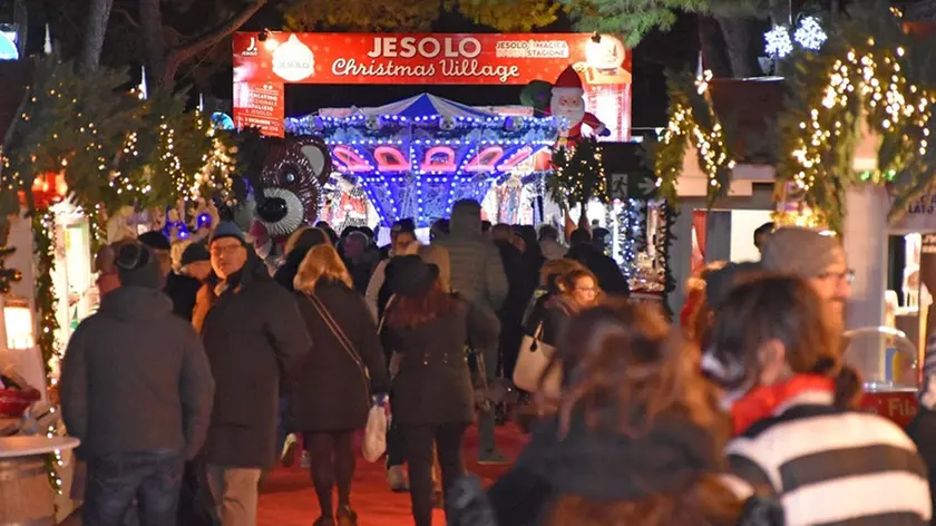 COLUCCI - DINO TOMMASELLA - JESOLO LIDO- INAUGURAZIONE DEL VILLAGGIO DI NATALE CON ACCENSIONE ALBERO E VISITA AI MERCATINI