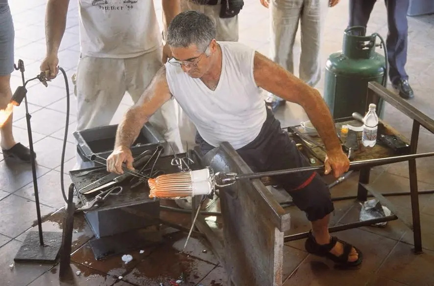 Il maestro Signoretto al lavoro in una foto d'archivio