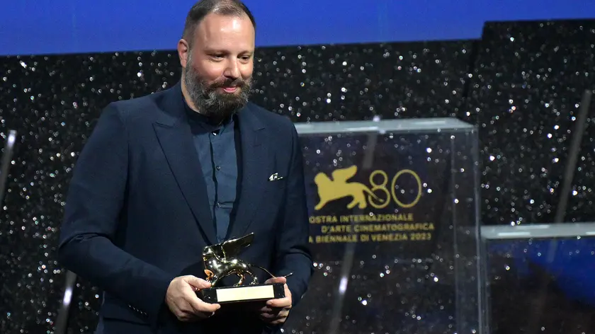 Il regista Yorgos Lanthimos con il Leone d'oro 2023