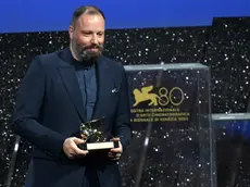 Il regista Yorgos Lanthimos con il Leone d'oro 2023