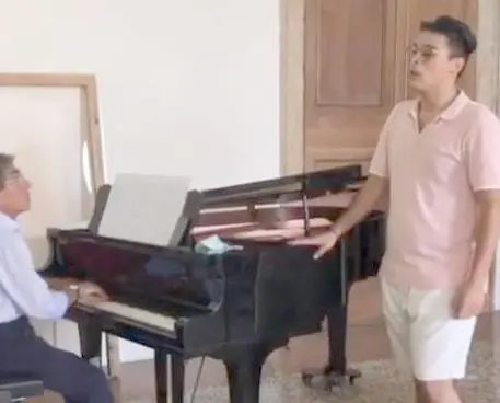 Marco Scroccaro canta accompagnato al pianoforte