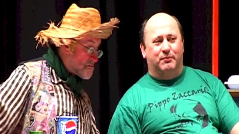 A destra Pippo Zaccaria durante uno spettacolo