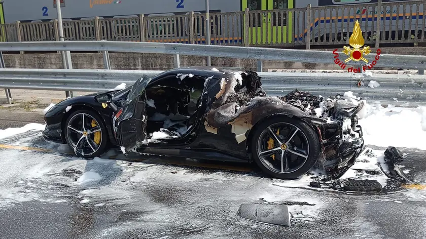 La Ferrari andata a fuoco a Mestre
