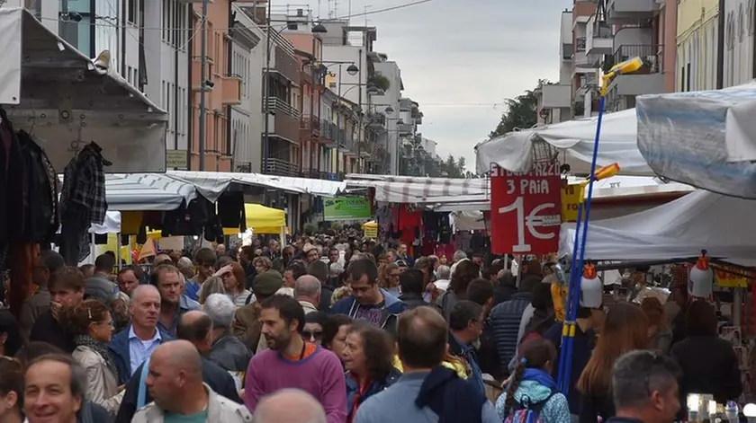 COLUCCI - DINO TOMMASELLA - SAN DONA' DI P. - FIERA DEL ROSARIO - LE STRADE DEL CENTRO INVASE DALLE BANCARELLE