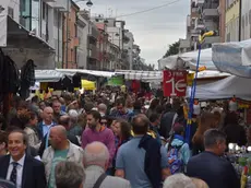 COLUCCI - DINO TOMMASELLA - SAN DONA' DI P. - FIERA DEL ROSARIO - LE STRADE DEL CENTRO INVASE DALLE BANCARELLE