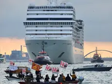 Interpress/Mazzega Morsego Venezia, 04.10.2015.- Zattere, protesta "No Grandi Navi".-