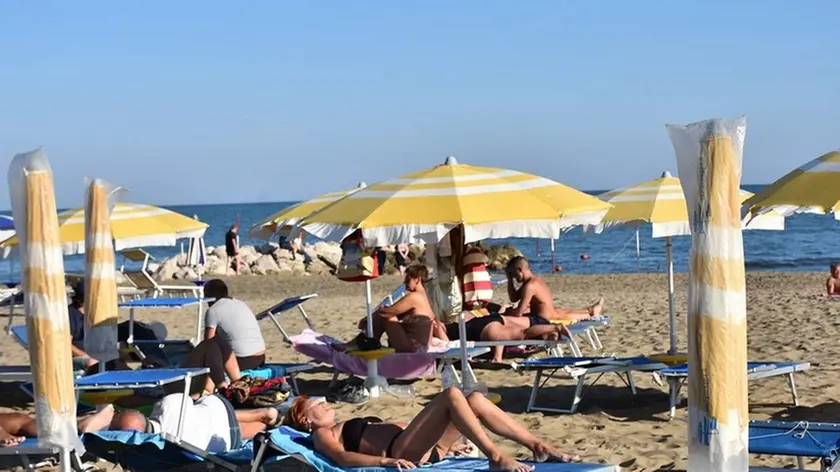 COLUCCI - DINO TOMMASELLA - CAORLE - SPIAGGIA , PASSEGGIATA E GRANDE TRAFFICO (servizio inviato tramite mail il 25)