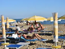 COLUCCI - DINO TOMMASELLA - CAORLE - SPIAGGIA , PASSEGGIATA E GRANDE TRAFFICO (servizio inviato tramite mail il 25)