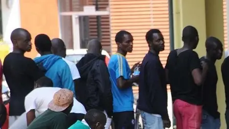 COLUCCI - DINO TOMMASELLA - ERACLEA - I PROFUGHI IN CODA DAVANTI ALL'AMBULATORIO MEDICO