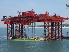 Una immagine dell'installazione della prima paratoia del Mose, Venezia, 14 giugno 2013. ANSA / US CONSORZIO VENEZIA NUOVA ++NO SALES EDITORIAL USE ONLY++