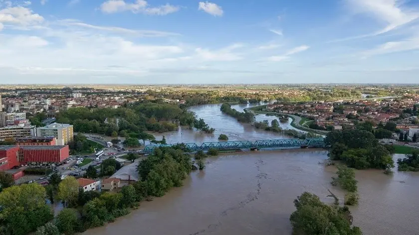 Il fiume Piave fuoriuscito dagli argini tra le sponde di San Donà e Musile durante la grande piena del 2019