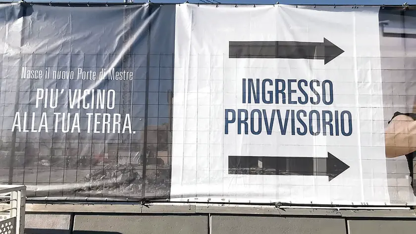 Il cantiere al centro commerciale Porte di Mestre che entro giugno promette di realizzare un restyling completo degli spazi interni ed esterni