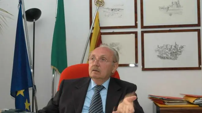 CAMPONOGARA 15/05/2005 Municipio intervista al sindaco Desiderio Fogarin sull'omicidio del segretario comunale Alessandro Romito ucciso a Padova....(C) Bertolin Matteo richiesto da MION CAMPONOGARA 15/05/2005 Municipio intervista al sindaco Desiderio Fogarin sull_omicidio del segretario comunale Alessandro Romito ucciso a Padova