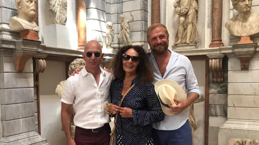 Jeff Bezos in visita a Palazzo Grimani di Venezia con Diane von Furstemberg e Toto Bergamo Rossi