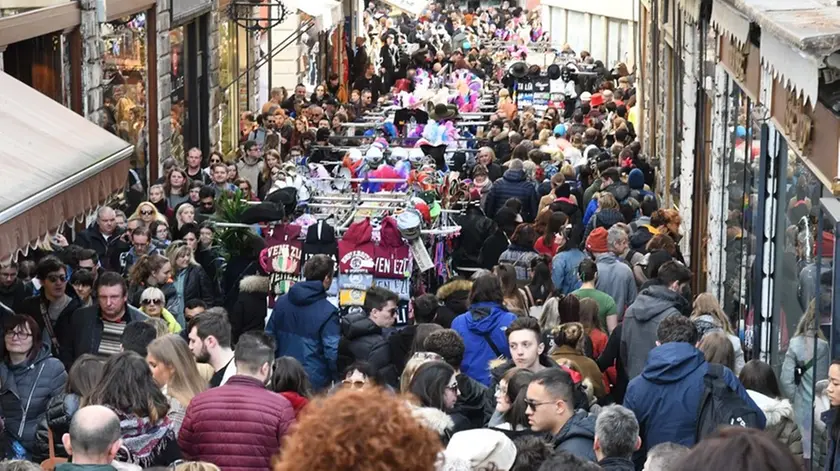 Interpress\M.Tagliapietra Venezia 15.02.2020.- Carnevale. Folla Ponte di Rialto.