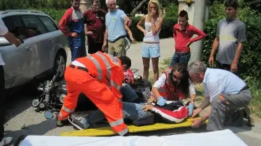 I soccorsi al ferito subito dopo l’incidente