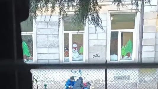 Due ragazzi che si bucano davanti alle finestre della scuola elementare Battisti di via Dante a Mestre
