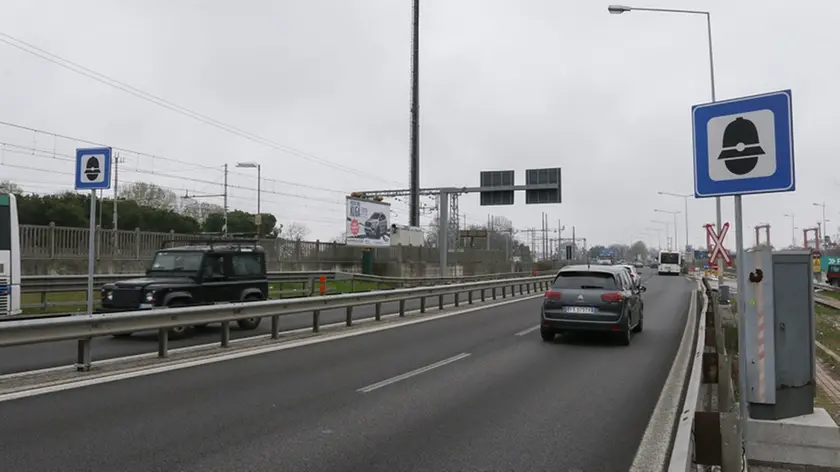Foto Agenzia Candussi/ Chiarin/ Mestre, viale della libertà/ Cartelli che segnalano la presenza degli autovelox