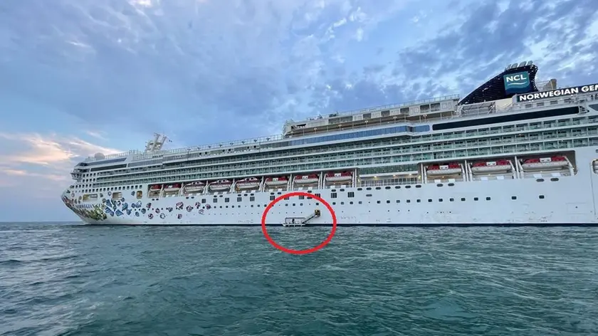 L'operazione di sbarco dei turisti della Norwegian dalla nave in rada al largo del Lido