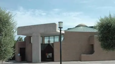 La chiesa di Olmo. In alto il cartello di Martellago e un’ambulanza