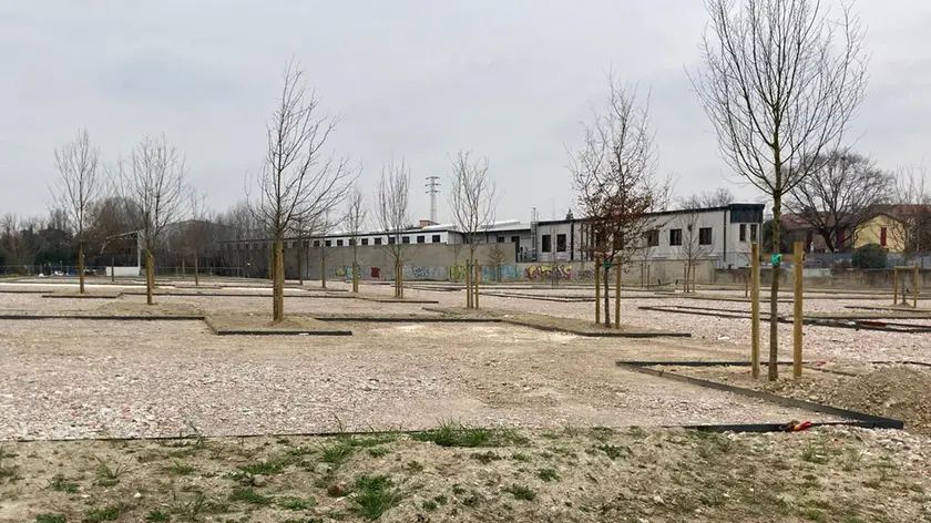 La nuova area parcheggio a ridosso del capannone Brt Bartolini per l’accesso a Forte Marghera