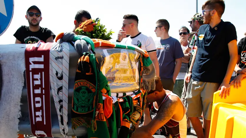 Agenzia Candussi, giornalista Scattolin. Tifosi del Venezia portano omaggi sul luogo del incidente dove ha perso la vita Michael Groppello, uscita tangenziale Marghera chiusa al traffico.