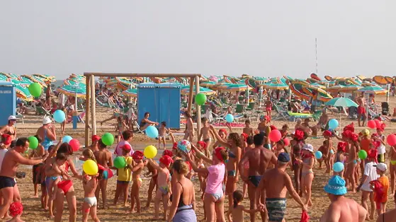 FOTO GAVAGNIN LANCIO PALLONCINI IN SPIAGGIA A BIBIONE IN OCCASIONE DI ESTATEGIOCANDO SVOLTASI LA SETTIMANA SCORSA