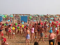 FOTO GAVAGNIN LANCIO PALLONCINI IN SPIAGGIA A BIBIONE IN OCCASIONE DI ESTATEGIOCANDO SVOLTASI LA SETTIMANA SCORSA