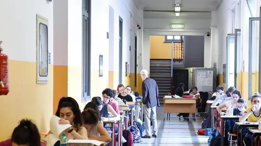 Studenti durante la prova di maturità