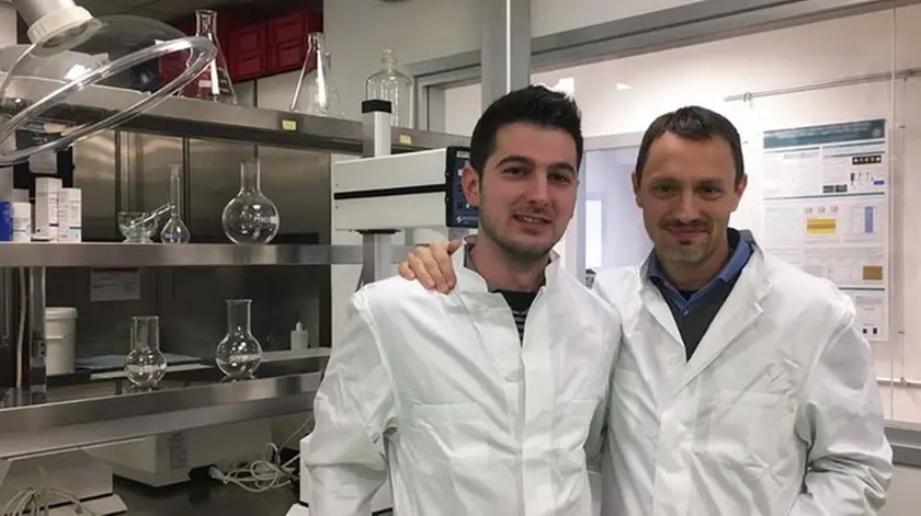 DE POLO - DINO TOMMASELLA - PORTOGRUARO - FRATTO FRANCESCO CON PIZZETTO A DX E IL CARTELLO DI TRASFERIMENTO DELLA FARMACIA