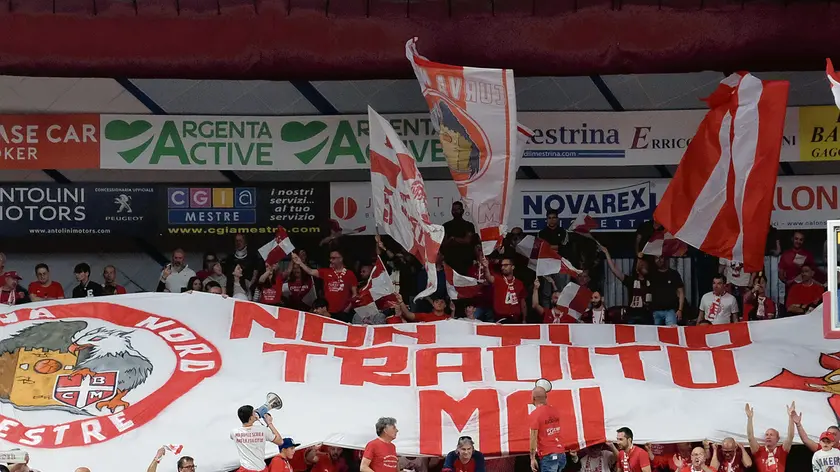 La curva dei tifosi della Gemini Mestre la sera del ritorno della squadra al Taliercio, in gara-1 contro la Pielle Livorno