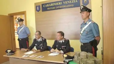 Da sinistra Massimo Fantinelli, Davide Zennaro e i carabinieri con la droga