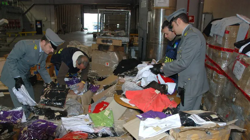 20090305 - ROMA FIUMICINO- CONTRAFFAZIONE:MAXI SEQUESTRO CAPI ABBIGLIAMENTO,5 DENUNCE - Oltre 150 mila capi ed accessori per l'abbigliamento con il marchio ''Burberry'' contraffatto sequestrati, cinque le persone denunciate nell' operazione 'Fumo di Londra' della Guardia di Finanza e del Servizio Antifrode della Dogana dell'aeroporto di Fiumicino. ANSA /GdF/ ji