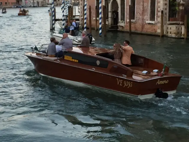 Johnny Depp e la moglie Amber Heard in Canal Grande dopo la fine della Regata (foto Mantengoli)