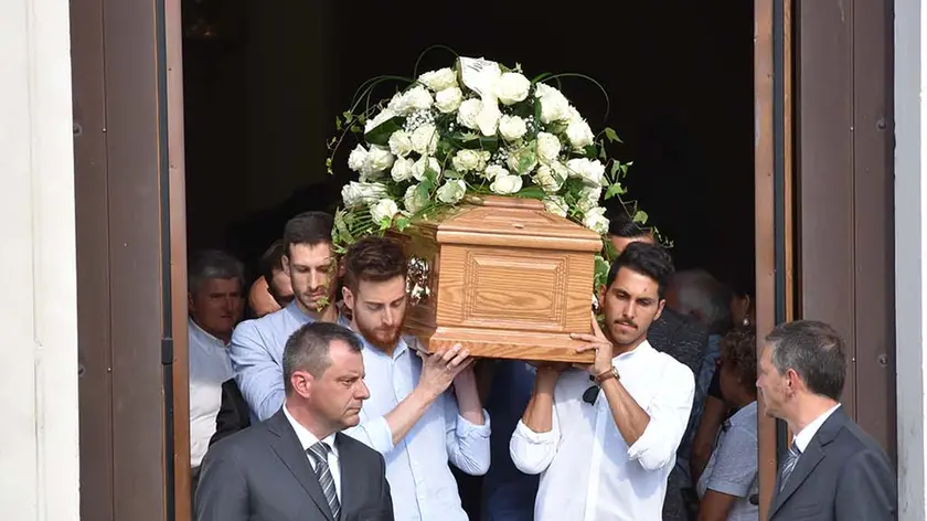 Il feretro di Marco Gottardi esce dalla chiesa