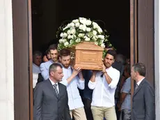 Il feretro di Marco Gottardi esce dalla chiesa