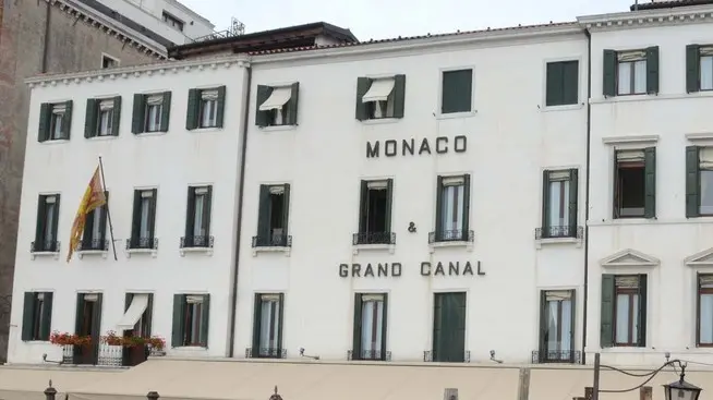 Morsego Interpress/M.Tagliapietra Venezia 07.06.2012.- Imbrattata la Hall dell Hotel Monaco & Gran Canal.