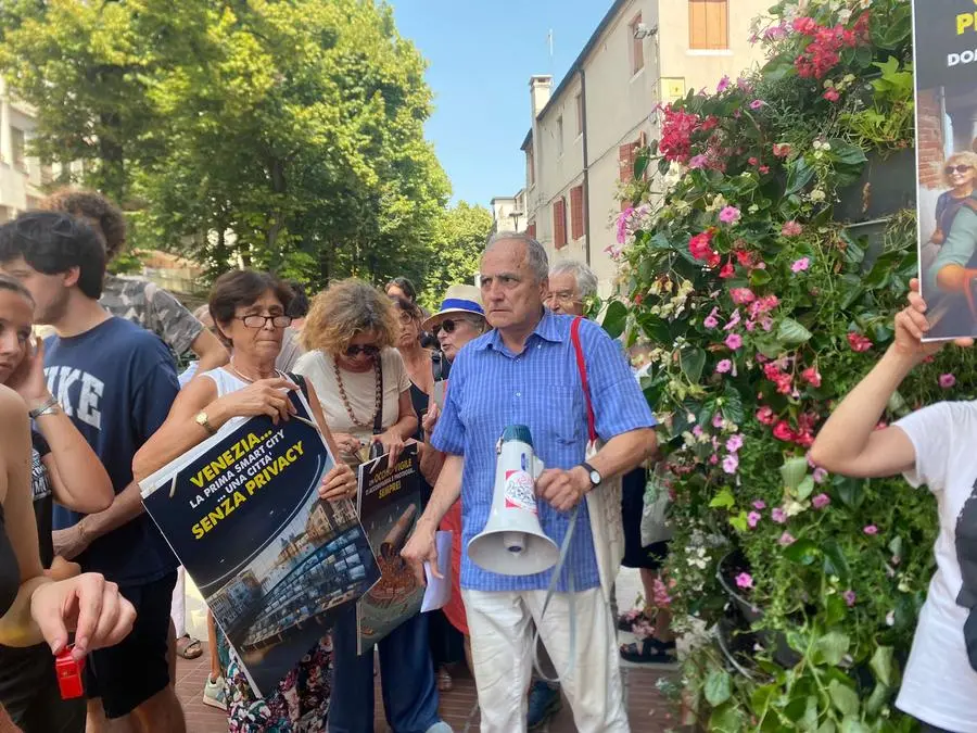 Michele Boato davanti al municipio di Mestre (foto Mantengoli)