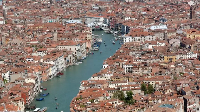 Interpress/Mazzega Venezia, 22.04.2015.- FOTO AEREE Nella foto Canal Grande e Ponte di Rialto