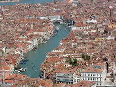 Interpress/Mazzega Venezia, 22.04.2015.- FOTO AEREE Nella foto Canal Grande e Ponte di Rialto