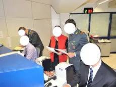 I finanzieri durante i controlli al call center abusivo a San Donà