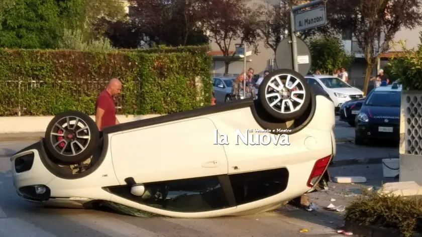 L'auto dei banditi cappottata in centro a San Donà