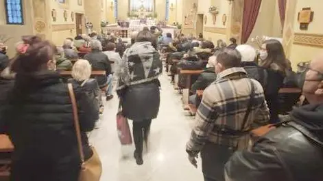 La piccola chiesa di Giussago durante il rosario in suffragio a Ongaro FOTO VIANELLO