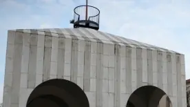 La struttura in piazza San Giorgio è piena di muffa e scritte