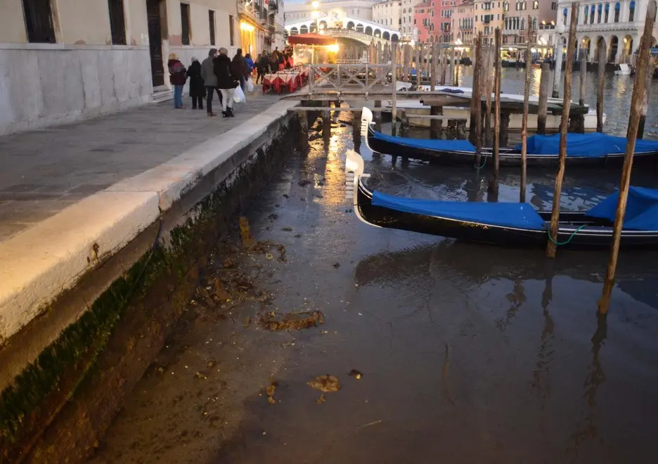 Interpress/M.Tagliapietra Venezia 04.01.2015.- Bassa Marea Canal Grande Rialto.