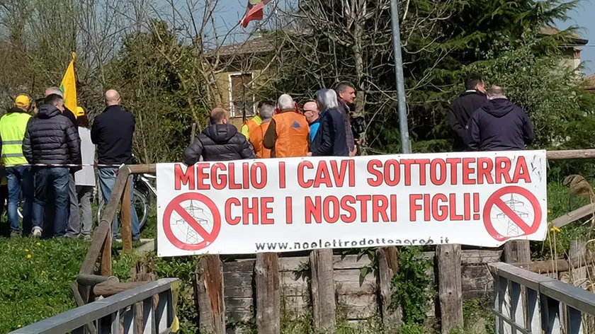 DORO-FOTOPIRAN-VIGONOVO-PROTESTA ELETTRODOTTO