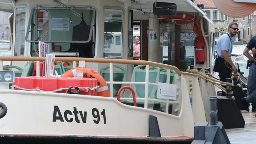 Interpress/Mazzega Furlani Venezia, 25.08.2014.- Collisione tra un vaporetto ACTV linea 1 ed una gondola con turisti a bordo.- La gondola di stazio "Dogana" usciva di poppa e si girava verso il Canal Grande mentre il vaporetto che arrivava dalla "Salute" era in manovra d'attracco al pontile San Marco Vallaresso.- Nella foto il mezzo ACTV n.91 fermo con Polizia di Stato e Locale