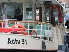 Interpress/Mazzega Furlani Venezia, 25.08.2014.- Collisione tra un vaporetto ACTV linea 1 ed una gondola con turisti a bordo.- La gondola di stazio "Dogana" usciva di poppa e si girava verso il Canal Grande mentre il vaporetto che arrivava dalla "Salute" era in manovra d'attracco al pontile San Marco Vallaresso.- Nella foto il mezzo ACTV n.91 fermo con Polizia di Stato e Locale