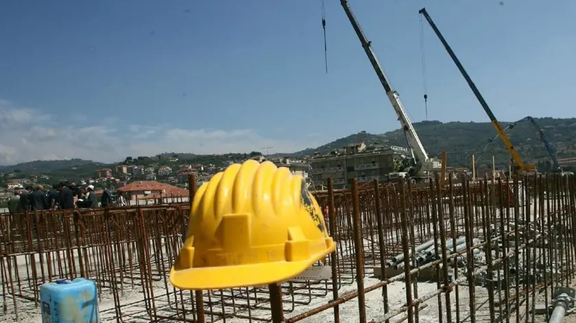 20090909 - ANDORA (IMPERIA) - FIN - EDILIZIA: ANCE, VIA A CANTIERI O RISCHIO 250 MILA POSTI. Una foto d'archivio di un cantiere edile...ANSA/LUCA ZENNARO/DC